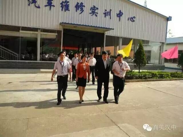 教育厅厅长王建利、汉中副市长王春丽视察校企合作基地